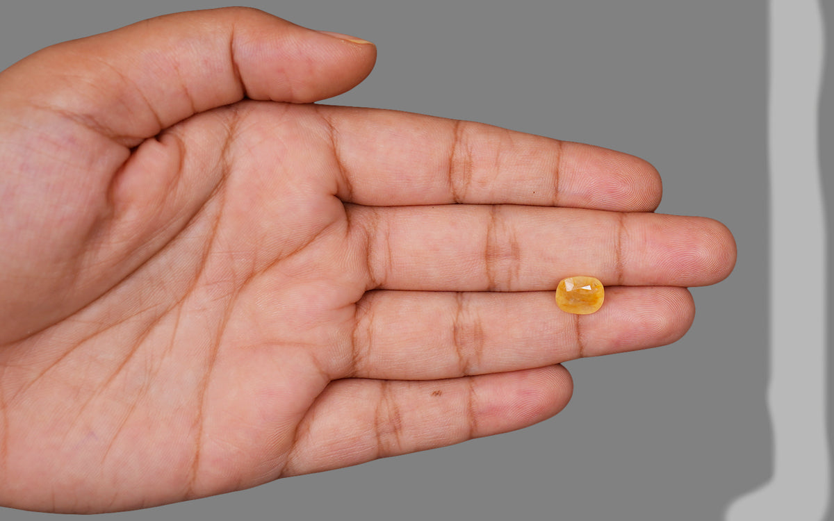 Yellow Sapphire (Pukhraj) – 4.81 Carat / 5.34 Ratti